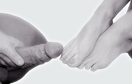 sexe masculin et pieds nus féminins