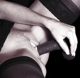 Femme se masturbant avec un gode 